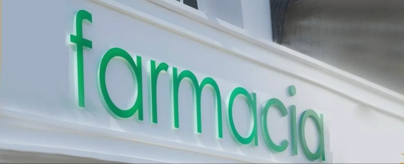 L'insegna verde «farmacia» sulla facciata della Farmacia Sciannamè