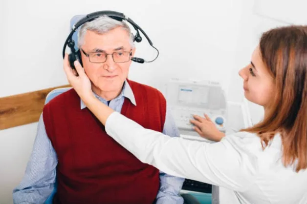 Una persona durante un controllo dell'udito con le cuffie
